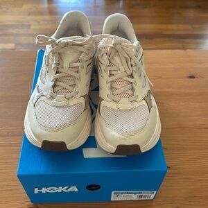 Like new! Hoka Clifton L Vanilla/Wheat Size 8 Us woman. 7US men.